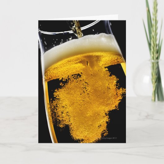 Bier in glas gegoten, studioshot kaart (Voorkant)
