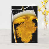 Bier in glas gegoten, studioshot kaart (Gele Bloem)