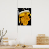 Bier in glas gegoten, studioshot poster (Keuken)