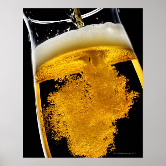 Bier in glas gegoten, studioshot poster (Voorkant)