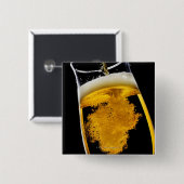 Bier in glas gegoten, studioshot vierkante button 5,1 cm (Voorkant /achterkant)