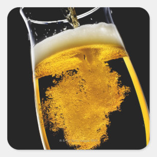 Bier in glas gegoten, studioshot vierkante sticker