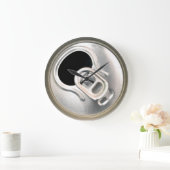 bier kan open drink metalen tank bovenaan grote klok (Huis)