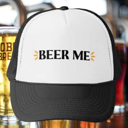 Bier Me | Grappige Typografie Trucker Hoed Pet