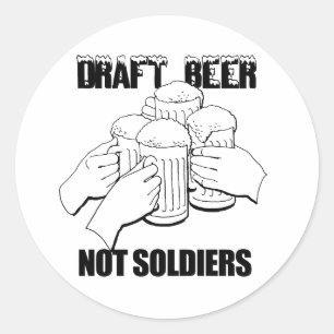 BIER UIT HET VAT. GEEN SOLDATEN. RONDE STICKER