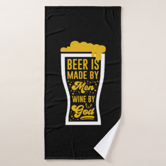 Bier wordt gemaakt door Mannen Badhanddoek