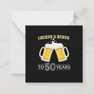 Bierdrinker proost en biertjes op 50e verjaardag notitiekaartje
