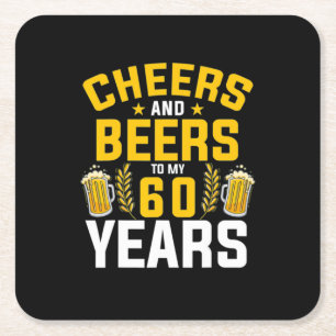 Bierdrinker proost en biertjes op mijn 60 jaar ver kartonnen onderzetters
