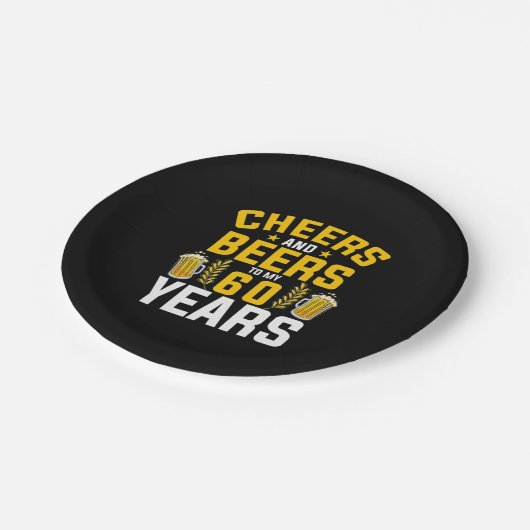 Bierdrinker proost en biertjes op mijn 60 jaar ver papieren bordje (Gekanteld)