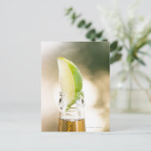 Bierfles met limoen wig briefkaart (Staand voorkant)