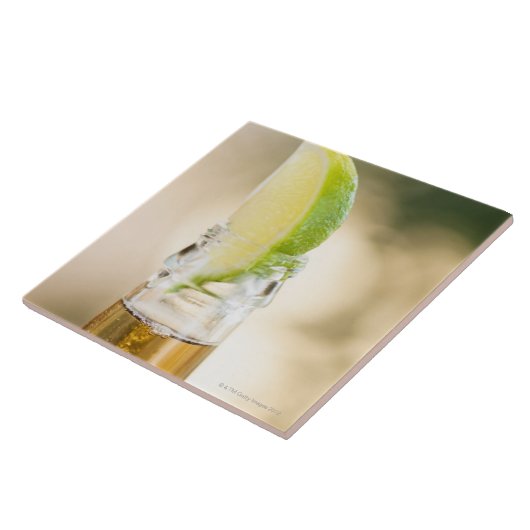 Bierfles met limoen wig tegeltje (Zijkant)