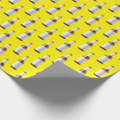 Bierfles op geel cadeaupapier (Hoek)