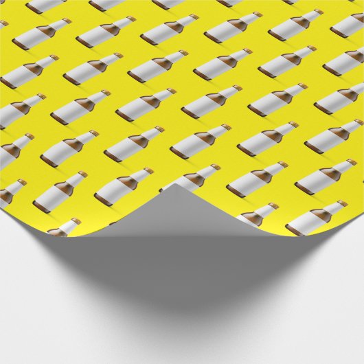 Bierfles op geel cadeaupapier (Hoek)