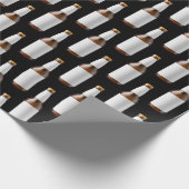 Bierfles op zwart cadeaupapier (Hoek)