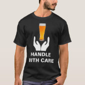 Bierglas Handvat Met Zorg Grappig T-shirt (Voorkant)