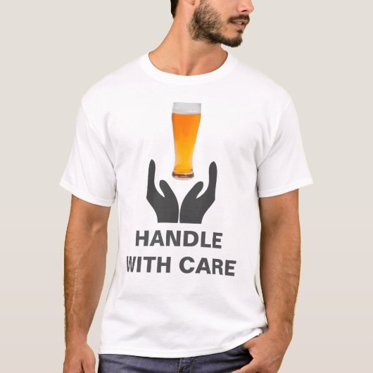Bierglas Handvat Met Zorg Grappig Wit T-shirt (Voorkant)