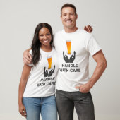 Bierglas Handvat Met Zorg Grappig Wit T-shirt (Unisex)