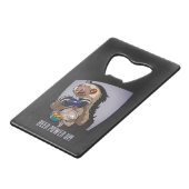 Bierkracht omhoog! Grappige Cartoon Sloth spelen s Creditkaart Flessenopener (Voorkant Gekanteld)