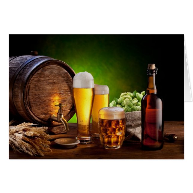 Biervat met een bierbril op een houten tafel (Voorkant Horizontaal)