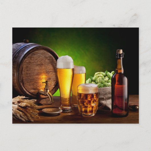 Biervat met een bierbril op een houten tafel briefkaart (Voorkant)