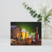 Biervat met een bierbril op een houten tafel briefkaart (Staand voorkant)