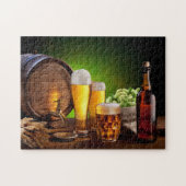 Biervat met een bierbril op een houten tafel legpuzzel (Horizontaal)