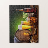 Biervat met een bierbril op een houten tafel legpuzzel (Verticaal)