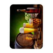 Biervat met een bierbril op een houten tafel magneet (Verticaal)