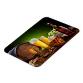 Biervat met een bierbril op een houten tafel magneet (Linkerzijde)