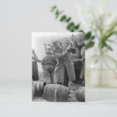 Biervaten vernietigen, 1924 briefkaart (Staand voorkant)