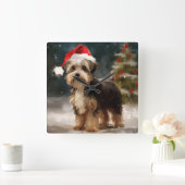 Biewer Terriër Hond in Sneeuw Kerstmis Vierkante Klok (Huis)