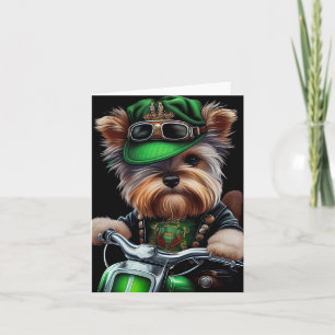Biewer Terrier-hond rijdt op fiets op St. Patrick' Kaart