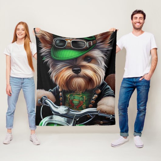 Biewer Terrier-hond rijdt op fiets St. Patrick's D Fleece Deken (In situ)