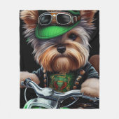 Biewer Terrier-hond rijdt op fiets St. Patrick's D Fleece Deken (Voorkant)
