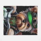 Biewer Terrier-hond rijdt op fiets St. Patrick's D Fleece Deken (Voorkant (Horizontaal))