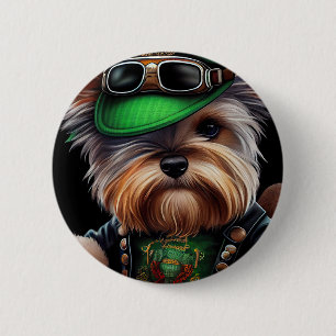 Biewer Terrier-hond rijdt op fiets St. Patrick's D Ronde Button 5,7 Cm