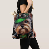 Biewer Terrier-hond rijdt op fiets St. Patrick's D Tote Bag (Dichtbij)