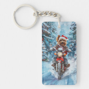 Biewer Terrier-hond rijdt op motorfiets met Kerstm Sleutelhanger