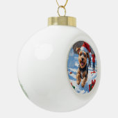 Biewer Terrier Kerst Feestelijke Sneeuwscène Keramische Bal Ornament (Links)