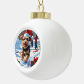 Biewer Terrier Kerst Feestelijke Sneeuwscène Keramische Bal Ornament (Rechts)
