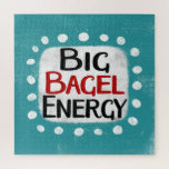 Big Bagel Energy Jigsaw Puzzel<br><div class="desc">"Big Bagel Energy" is een schattig tekstontwerp in blauw met zwarte en rode tekst,  samen met een witte accentvorm en witte gestructureerde grillige stippen eromheen.</div>