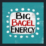 Big Bagel Energy Poster Wall Art<br><div class="desc">"Big Bagel Energy" is een schattig tekstontwerp in blauw met zwarte en rode tekst,  samen met een witte accentvorm en witte gestructureerde grillige stippen eromheen.</div>