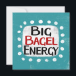 Big Bagel Energy Wenskaart Kaart<br><div class="desc">"Big Bagel Energy" is een schattig tekstontwerp in blauw met zwarte en rode tekst,  samen met een witte accentvorm en witte gestructureerde grillige stippen eromheen.</div>