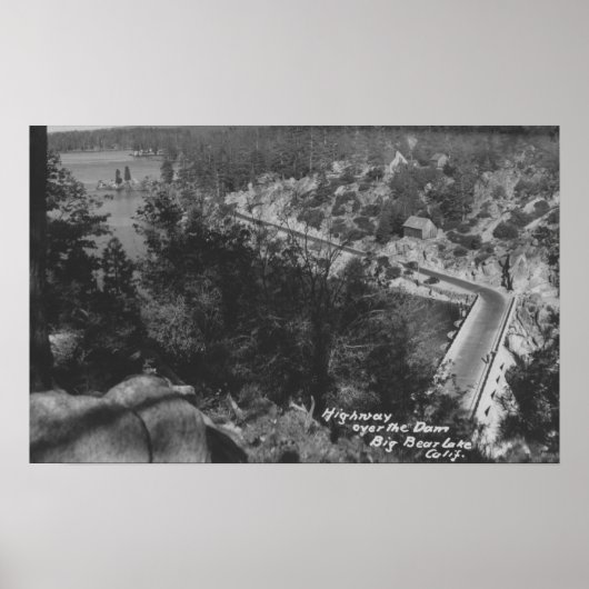 Big Beer Lake, CA Highway Abothe Dam Poster (Voorkant)