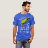 Big Brother in het trainen van dinosaurus Shirten T-shirt (Voorkant volledig)