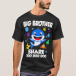 Big Brother van de Baby Shark Birthday Big Brother T-shirt<br><div class="desc">Big Brother Of The Baby Shark Verjaardag Big Brother Shark _1 .haai,  duiken,  vis,  cadeau,  cadeau idee,  grote witte haai,  zee,  walvishaai,  duiker,  visser,  vissen,  grappig,  hamerhaai,  ik hou van haaien,  minnaar,  mariene bioloog,  haaienvin,  haaienliefhebber,  haaien,  tijgerhaai,  vakantie,  walvis</div>