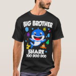 Big Brother van de Baby Shark Birthday Big Brother T-shirt<br><div class="desc">Big Brother van The Baby Shark Birthday Big Brother Shark _1.shark,  duiken,  vis,  gift,  cadeauidee,  grote witte haai,  zee,  walvishaai,  duiker,  visser,  vissen,  grappig,  hamerhaai,  ik hou van haaien,  liefhebber,  mariene bioloog,  haaienvinding,  haaienliefhebber,  haaien,  tijgerhaai,  vette vis</div>