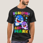 Big Brother van de Baby Shark Birthday Big Brother T-shirt<br><div class="desc">Big Brother Of The Baby Shark Verjaardag Big Brother Shark .shark,  duiken,  vis,  cadeau,  cadeau idee,  grote witte haai,  zee,  walvishaai,  duiker,  visser,  vissen,  grappig,  hamerhaai,  ik hou van haaien,  minnaar,  mariene bioloog,  haaienvin,  haaienliefhebber,  haaien,  tijgerhaai,  vakantie,  walvis</div>