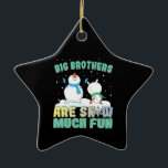 Big Brothers zijn Snow Much Fun - Holiday Snowman Keramisch Ornament<br><div class="desc">Big Brothers are Snow Much Fun - big brother "so much fun" snowman pun quote voor trotse, geweldige broers om te vieren tijdens de ijzige koude sneeuwrijke, wintervakantie seizoen. > Twee sneeuwpoppen in wanten en sjaal uiten vreugde, tuimelend in de sneeuw, omgeven door ster sneeuwvlokken. > Personaliseer het! Voeg een...</div>