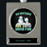 Big Brothers zijn Snow Much Fun - Holiday Snowman Verzilverd Banner Ornament<br><div class="desc">Big Brothers are Snow Much Fun - big brother "so much fun" snowman pun quote voor trotse, geweldige broers om te vieren tijdens de ijzige koude sneeuwrijke, wintervakantie seizoen. > Twee sneeuwpoppen in wanten en sjaal uiten vreugde, tuimelend in de sneeuw, omgeven door ster sneeuwvlokken. > Personaliseer het! Voeg een...</div>